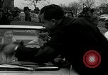 Standbild Vice President Richard Nixon pumpen Gas für März der Groschen Washington DC USA, 1955, aus Sekunde 24 historischem Filmmaterial Videoclip 65675067831