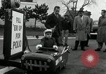 Standbild Vice President Richard Nixon pumpen Gas für März der Groschen Washington DC USA, 1955, aus Sekunde 31 historischem Filmmaterial Videoclip 65675067831