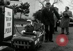 Standbild Vice President Richard Nixon pumpen Gas für März der Groschen Washington DC USA, 1955, aus Sekunde 32 historischem Filmmaterial Videoclip 65675067831