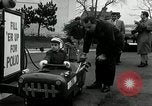 Standbild Vice President Richard Nixon pumpen Gas für März der Groschen Washington DC USA, 1955, aus Sekunde 33 historischem Filmmaterial Videoclip 65675067831