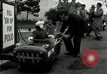 Standbild Vice President Richard Nixon pumpen Gas für März der Groschen Washington DC USA, 1955, aus Sekunde 34 historischem Filmmaterial Videoclip 65675067831