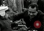 Standbild Vice President Richard Nixon pumpen Gas für März der Groschen Washington DC USA, 1955, aus Sekunde 35 historischem Filmmaterial Videoclip 65675067831