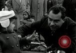 Standbild Vice President Richard Nixon pumpen Gas für März der Groschen Washington DC USA, 1955, aus Sekunde 36 historischem Filmmaterial Videoclip 65675067831