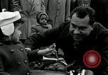 Standbild Vice President Richard Nixon pumpen Gas für März der Groschen Washington DC USA, 1955, aus Sekunde 38 historischem Filmmaterial Videoclip 65675067831