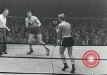 Standbild goldene Handschuhe New York City USA, 1955, aus Sekunde 13 historischem Filmmaterial Videoclip 65675067833