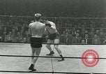 Standbild goldene Handschuhe New York City USA, 1955, aus Sekunde 14 historischem Filmmaterial Videoclip 65675067833
