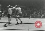 Standbild goldene Handschuhe New York City USA, 1955, aus Sekunde 15 historischem Filmmaterial Videoclip 65675067833