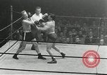 Standbild goldene Handschuhe New York City USA, 1955, aus Sekunde 16 historischem Filmmaterial Videoclip 65675067833