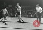 Standbild goldene Handschuhe New York City USA, 1955, aus Sekunde 18 historischem Filmmaterial Videoclip 65675067833