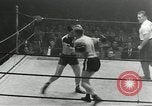 Standbild goldene Handschuhe New York City USA, 1955, aus Sekunde 20 historischem Filmmaterial Videoclip 65675067833