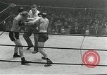 Standbild goldene Handschuhe New York City USA, 1955, aus Sekunde 22 historischem Filmmaterial Videoclip 65675067833