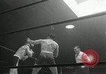 Standbild goldene Handschuhe New York City USA, 1955, aus Sekunde 23 historischem Filmmaterial Videoclip 65675067833