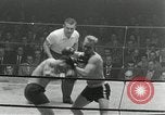 Standbild goldene Handschuhe New York City USA, 1955, aus Sekunde 27 historischem Filmmaterial Videoclip 65675067833