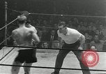Standbild goldene Handschuhe New York City USA, 1955, aus Sekunde 29 historischem Filmmaterial Videoclip 65675067833