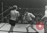 Standbild goldene Handschuhe New York City USA, 1955, aus Sekunde 30 historischem Filmmaterial Videoclip 65675067833