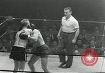 Standbild goldene Handschuhe New York City USA, 1955, aus Sekunde 32 historischem Filmmaterial Videoclip 65675067833