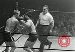 Standbild goldene Handschuhe New York City USA, 1955, aus Sekunde 33 historischem Filmmaterial Videoclip 65675067833