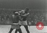 Standbild goldene Handschuhe New York City USA, 1955, aus Sekunde 43 historischem Filmmaterial Videoclip 65675067833