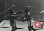 Standbild goldene Handschuhe New York City USA, 1955, aus Sekunde 45 historischem Filmmaterial Videoclip 65675067833