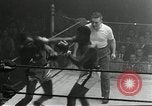 Standbild goldene Handschuhe New York City USA, 1955, aus Sekunde 47 historischem Filmmaterial Videoclip 65675067833