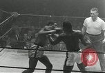 Standbild goldene Handschuhe New York City USA, 1955, aus Sekunde 49 historischem Filmmaterial Videoclip 65675067833