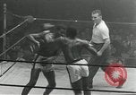 Standbild goldene Handschuhe New York City USA, 1955, aus Sekunde 50 historischem Filmmaterial Videoclip 65675067833
