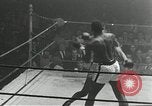 Standbild goldene Handschuhe New York City USA, 1955, aus Sekunde 53 historischem Filmmaterial Videoclip 65675067833