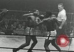Standbild goldene Handschuhe New York City USA, 1955, aus Sekunde 56 historischem Filmmaterial Videoclip 65675067833