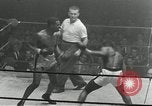 Standbild goldene Handschuhe New York City USA, 1955, aus Sekunde 57 historischem Filmmaterial Videoclip 65675067833