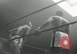 Standbild goldene Handschuhe New York City USA, 1955, aus Sekunde 58 historischem Filmmaterial Videoclip 65675067833