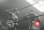 Standbild goldene Handschuhe New York City USA, 1955, aus Sekunde 59 historischem Filmmaterial Videoclip 65675067833