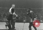 Standbild goldene Handschuhe New York City USA, 1955, aus Sekunde 60 historischem Filmmaterial Videoclip 65675067833