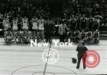 Standbild Basketball match New York United States USA, 1955, aus Sekunde 4 historischem Filmmaterial Videoclip 65675067834