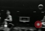 Standbild Basketball match New York United States USA, 1955, aus Sekunde 9 historischem Filmmaterial Videoclip 65675067834