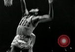 Standbild Basketball match New York United States USA, 1955, aus Sekunde 10 historischem Filmmaterial Videoclip 65675067834