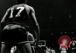 Standbild Basketball match New York United States USA, 1955, aus Sekunde 12 historischem Filmmaterial Videoclip 65675067834