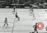 Standbild Basketball match New York United States USA, 1955, aus Sekunde 14 historischem Filmmaterial Videoclip 65675067834
