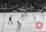 Standbild Basketball match New York United States USA, 1955, aus Sekunde 15 historischem Filmmaterial Videoclip 65675067834