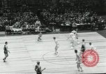Standbild Basketball match New York United States USA, 1955, aus Sekunde 17 historischem Filmmaterial Videoclip 65675067834