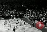 Standbild Basketball match New York United States USA, 1955, aus Sekunde 19 historischem Filmmaterial Videoclip 65675067834