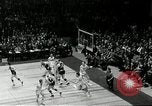 Standbild Basketball match New York United States USA, 1955, aus Sekunde 21 historischem Filmmaterial Videoclip 65675067834