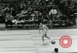 Standbild Basketball match New York United States USA, 1955, aus Sekunde 24 historischem Filmmaterial Videoclip 65675067834