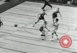 Standbild Basketball match New York United States USA, 1955, aus Sekunde 26 historischem Filmmaterial Videoclip 65675067834