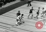 Standbild Basketball match New York United States USA, 1955, aus Sekunde 27 historischem Filmmaterial Videoclip 65675067834