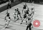Standbild Basketball match New York United States USA, 1955, aus Sekunde 28 historischem Filmmaterial Videoclip 65675067834
