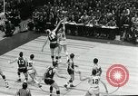 Standbild Basketball match New York United States USA, 1955, aus Sekunde 31 historischem Filmmaterial Videoclip 65675067834