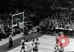 Standbild Basketball match New York United States USA, 1955, aus Sekunde 32 historischem Filmmaterial Videoclip 65675067834
