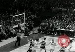 Standbild Basketball match New York United States USA, 1955, aus Sekunde 33 historischem Filmmaterial Videoclip 65675067834