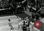 Standbild Basketball match New York United States USA, 1955, aus Sekunde 40 historischem Filmmaterial Videoclip 65675067834