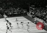 Standbild Basketball match New York United States USA, 1955, aus Sekunde 43 historischem Filmmaterial Videoclip 65675067834